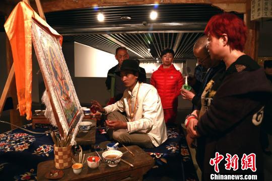 3月29日,青海省美术馆正在展出“中国非物质文化遗产传承人群研修研习培训计划”青海地区的丰硕成果,图为多杰加正在给参观的人群讲解唐卡绘制。 马铭言 摄 青海非遗传承人:传承技艺更能增加收入(图) 青海趣闻 第2张 青海非遗传承人:传承技艺更能增加收入(图) 青海趣闻 第2张